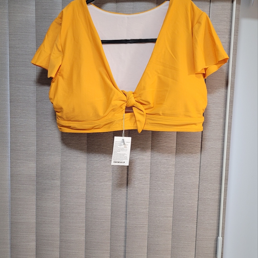 NWT/ COCOSHIP CROP TOP